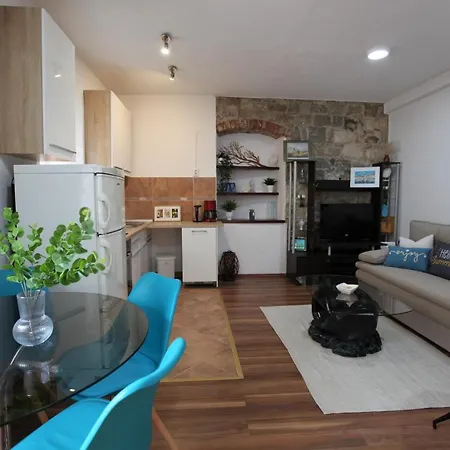 Appartamento In A Stone Building By The Adriatic Sea *
