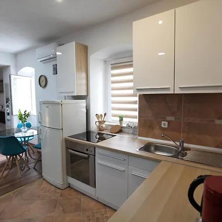 Appartement In A Stone Building By The Adriatic Sea *